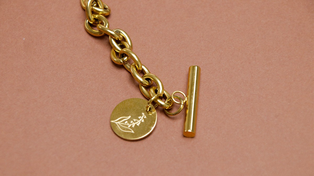 Gold-plated stainless steel bracelet with T-clasp : Step 2 Gold-plated stainless steel bracelet with T-clasp : Step 2