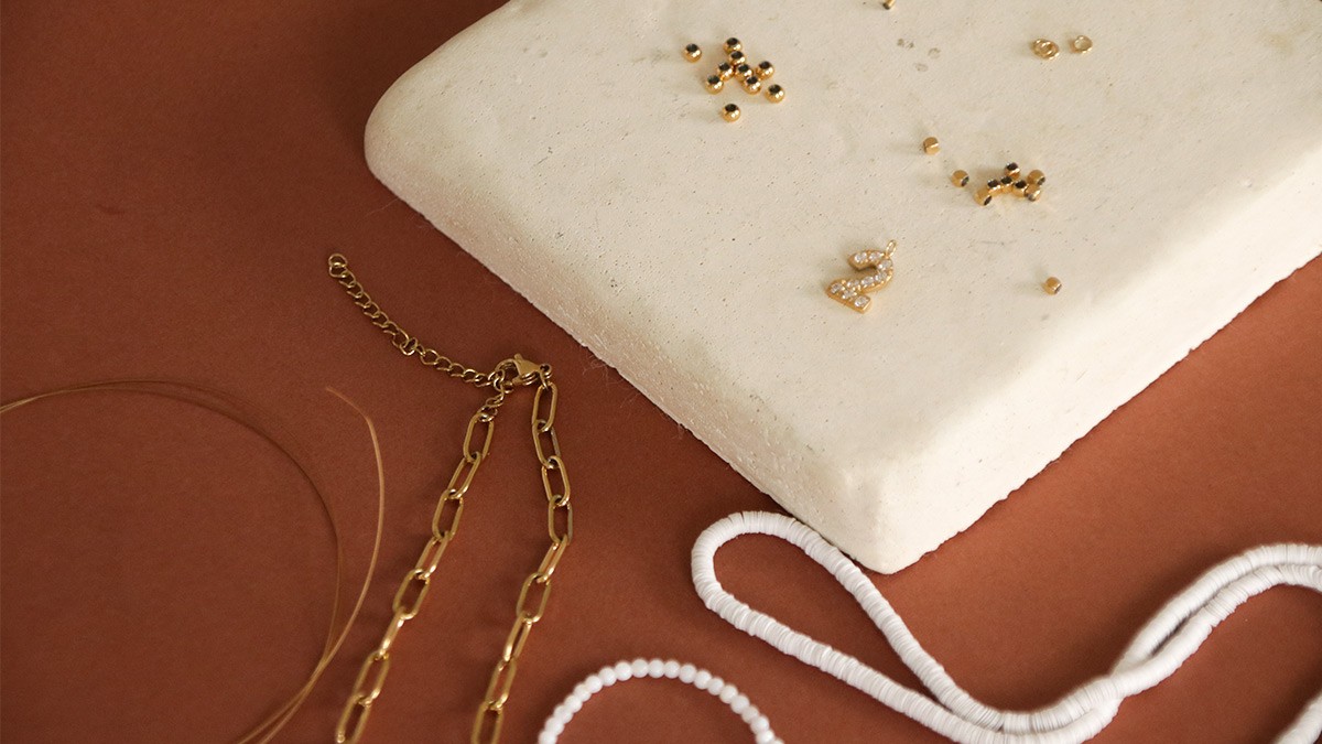 Summer ankle bracelet in stainless steel and mini Heishi beads : Step 1