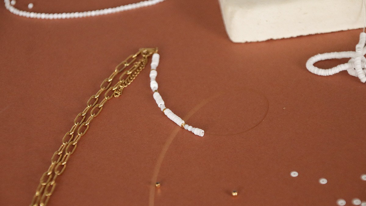 Summer ankle bracelet in stainless steel and mini Heishi beads : Step 2