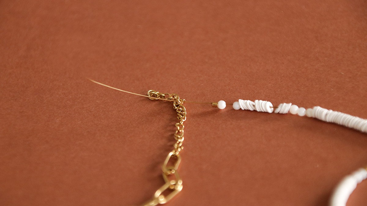 Summer ankle bracelet in stainless steel and mini Heishi beads : Step 4