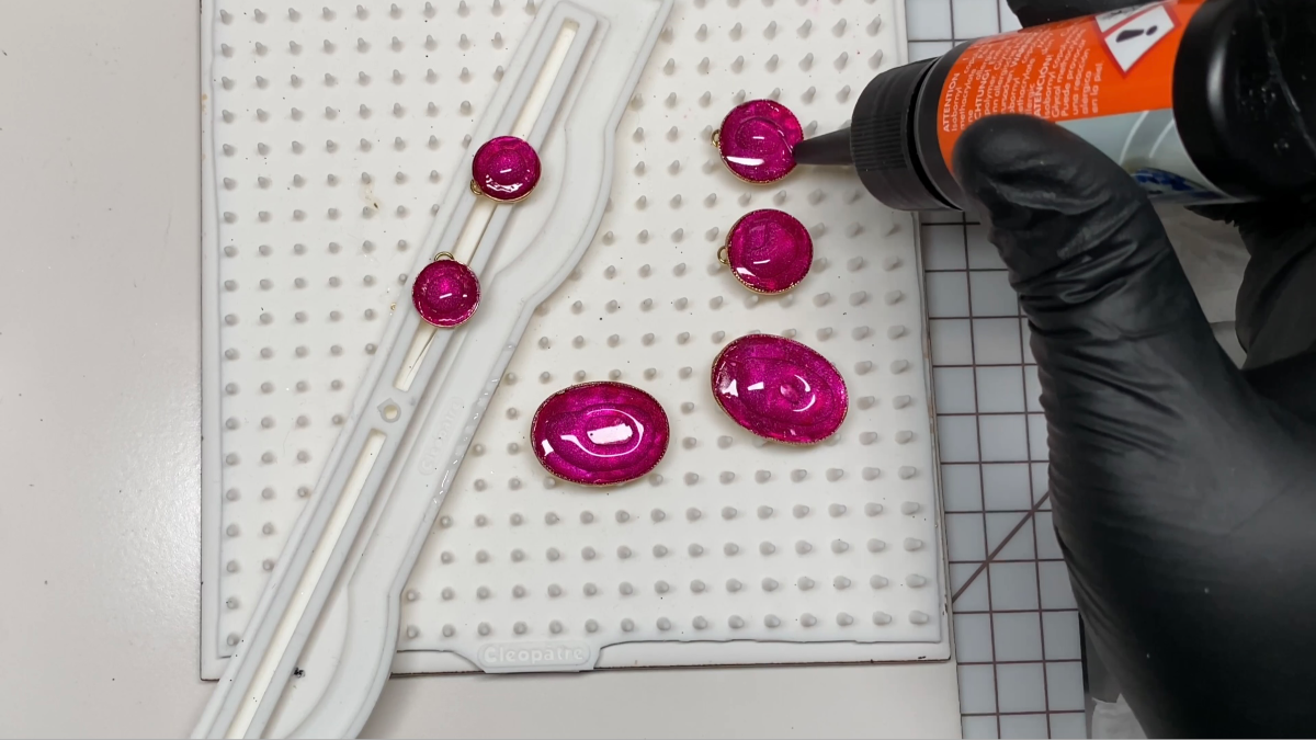 Polymer clay, ink and UV resin pendant earrings : Step 18 Polymer clay, ink and UV resin pendant earrings : Step 18