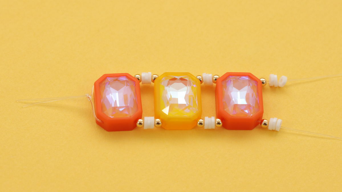 Elastic bracelets with citrus crystals and beads : Step 1
