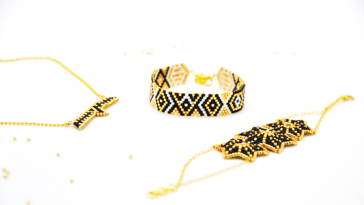 Schema  Weaving grid Miyuki necklace in black and gold Brick Stitch