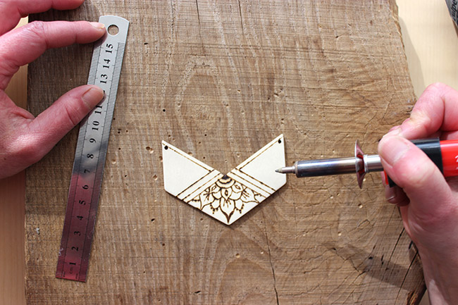 Sautoir with chevron insert in pyrographed wood : Step 2