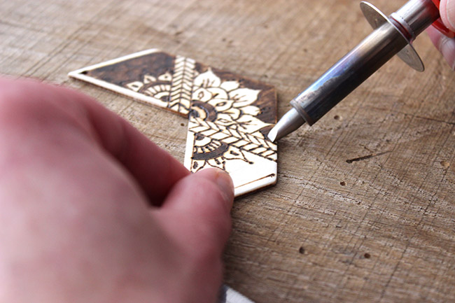 Sautoir with chevron insert in pyrographed wood : Step 3