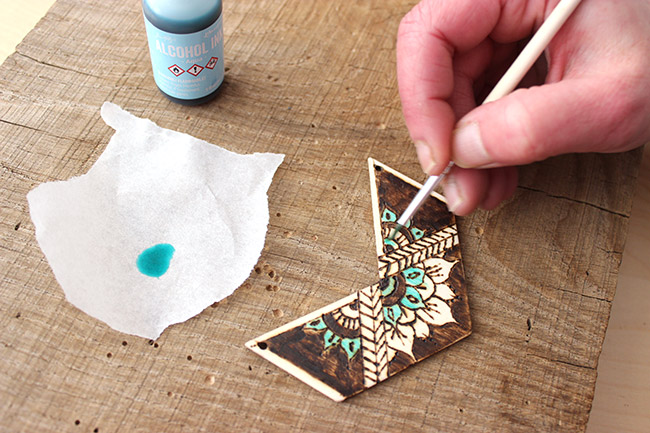 Sautoir with chevron insert in pyrographed wood : Step 4