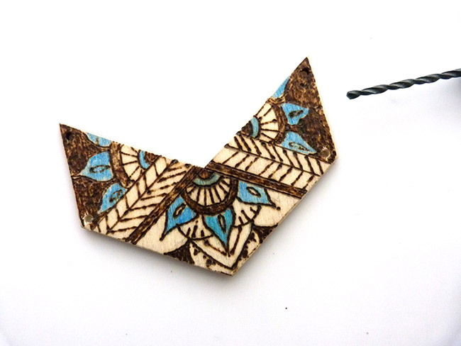 Sautoir with chevron insert in pyrographed wood : Step 5