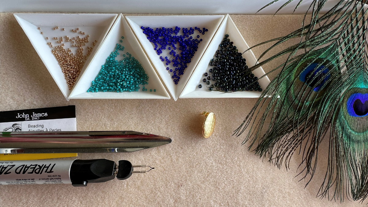 Cellini flat spiral-effect peyote weave pendant earrings : Step 1