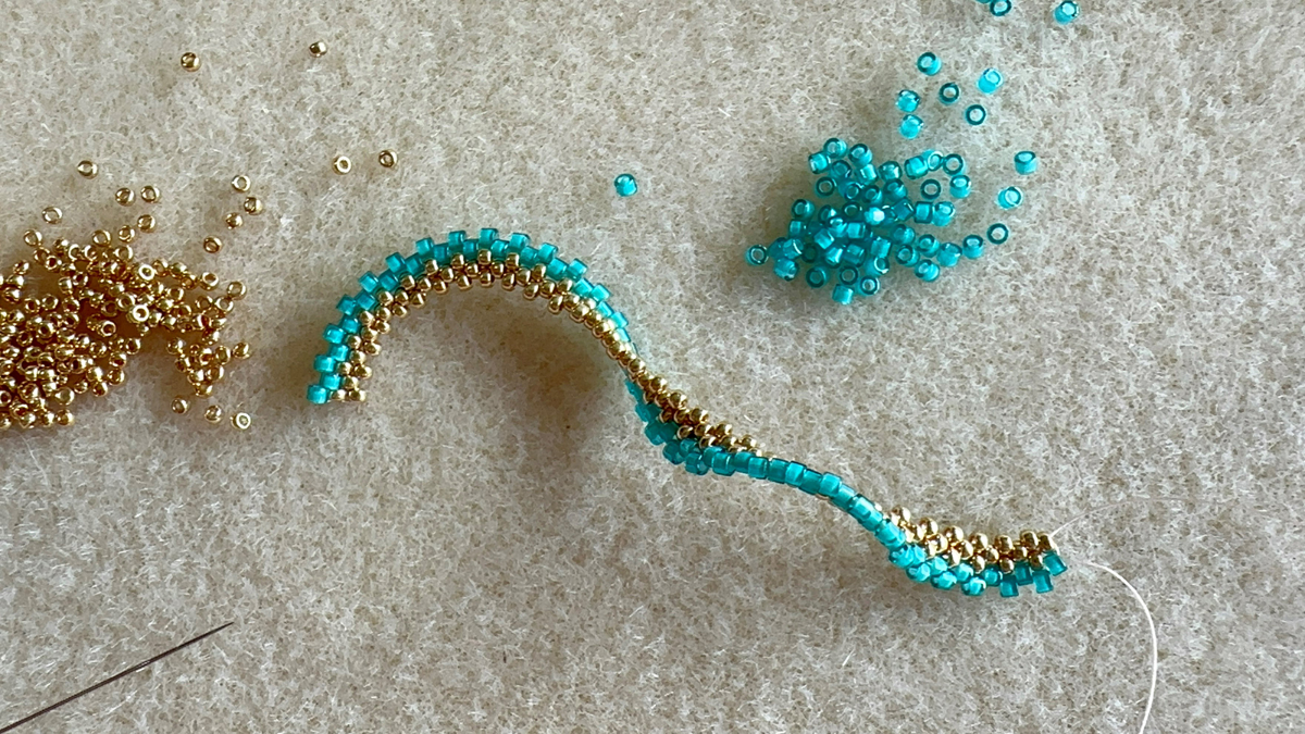 Cellini flat spiral-effect peyote weave pendant earrings : Step 3