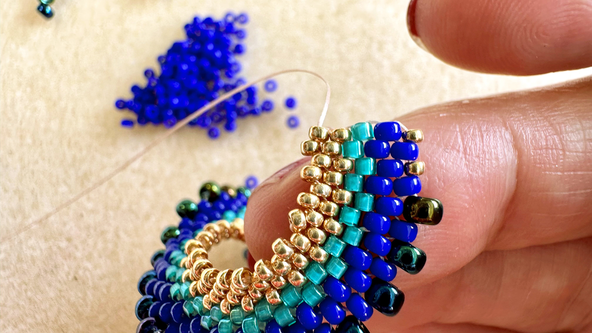 Cellini flat spiral-effect peyote weave pendant earrings : Step 7