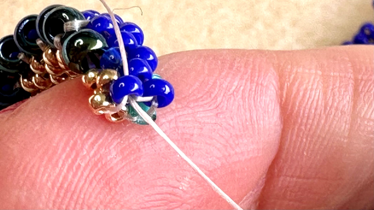 Cellini flat spiral-effect peyote weave pendant earrings : Step 9