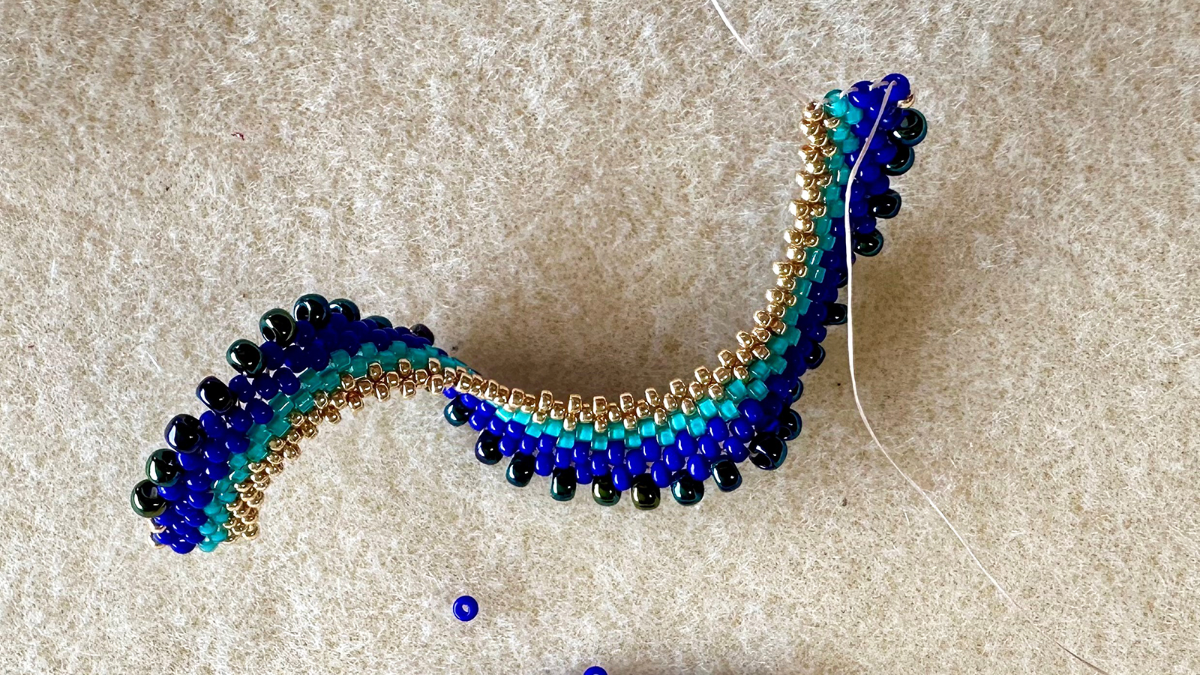 Cellini flat spiral-effect peyote weave pendant earrings : Step 6