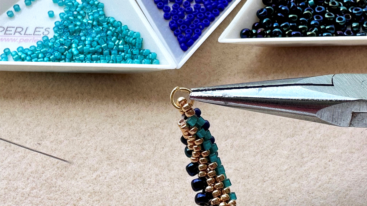 Cellini flat spiral-effect peyote weave pendant earrings : Step 13