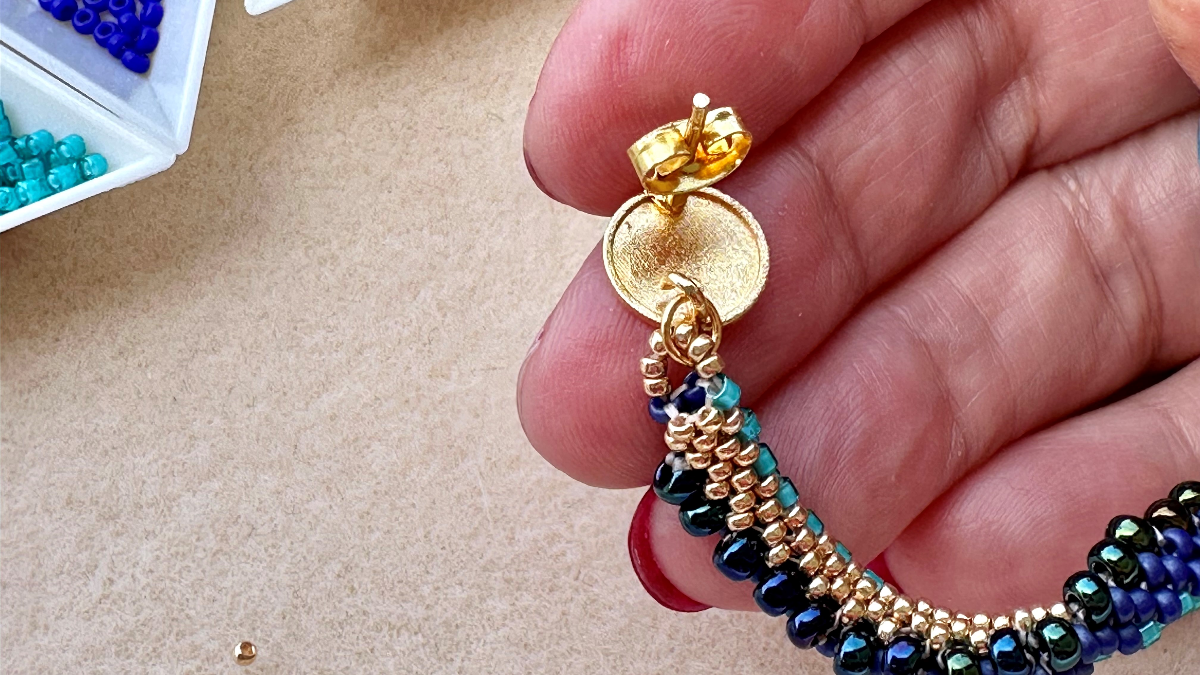 Cellini flat spiral-effect peyote weave pendant earrings : Step 14