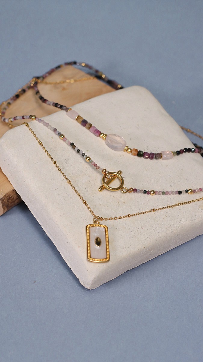 Schema  Multi-row necklace with tourmaline gemstones and resin pendant
