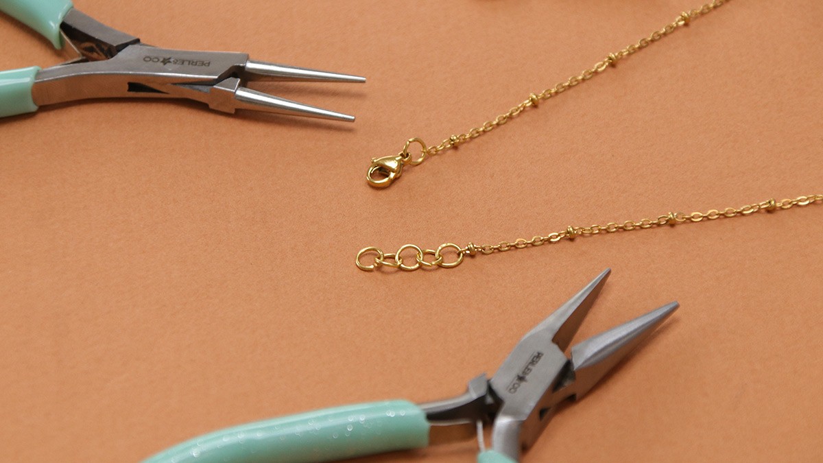 Multi-row necklace with tourmaline gemstones and resin pendant : Step 4