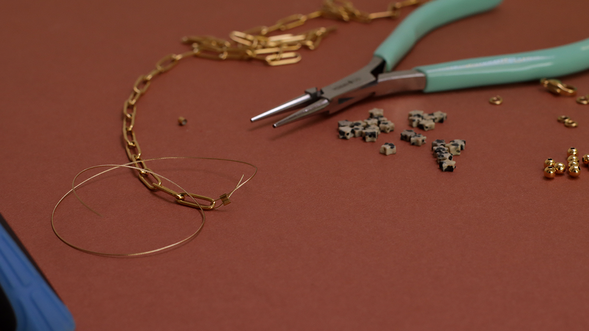 Dalmatian Jasper star bracelet with stainless steel rectangular chain : Step 1