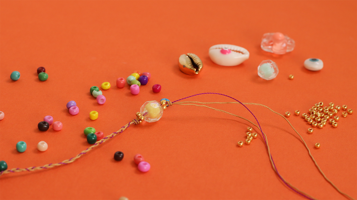 Summer bracelet with cowrie shells, seed beads and eye : Step 2 Summer bracelet with cowrie shells, seed beads and eye : Step 2