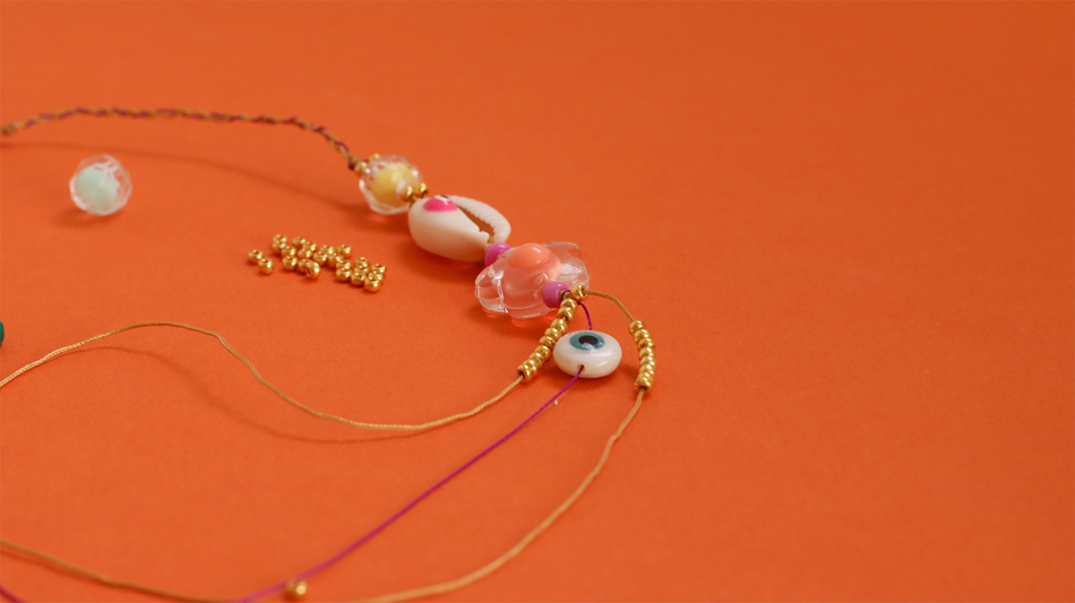 Summer bracelet with cowrie shells, seed beads and eye : Step 3 Summer bracelet with cowrie shells, seed beads and eye : Step 3