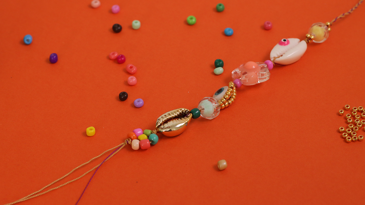 Summer bracelet with cowrie shells, seed beads and eye : Step 5 Summer bracelet with cowrie shells, seed beads and eye : Step 5