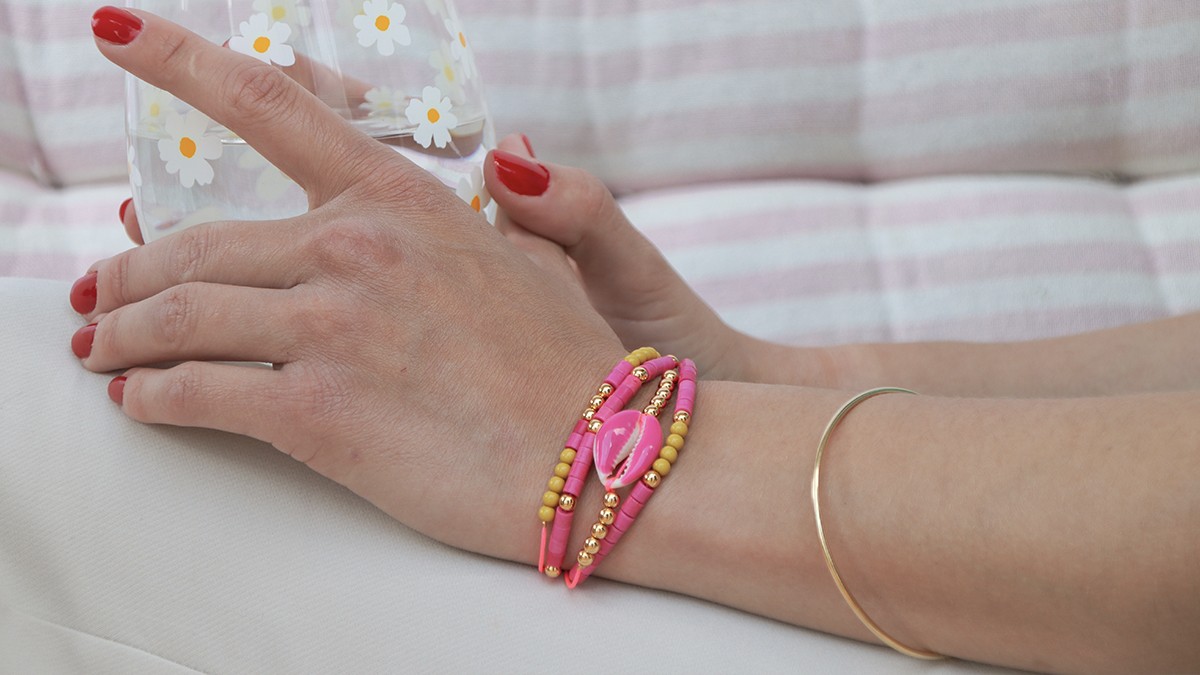 Fluorescent multi-row bracelet with cowries and pearls Fluorescent multi-row bracelet with cowries and pearls