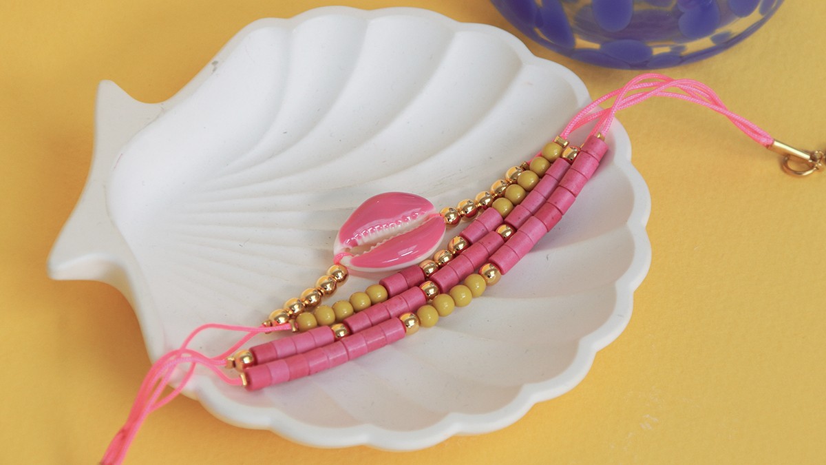 Schema Fluorescent multi-row bracelet with cowries and pearls Schema Fluorescent multi-row bracelet with cowries and pearls