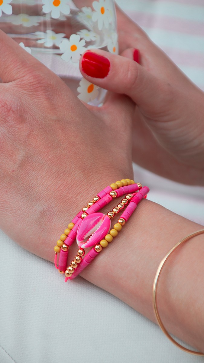 Schema Fluorescent multi-row bracelet with cowries and pearls Schema Fluorescent multi-row bracelet with cowries and pearls