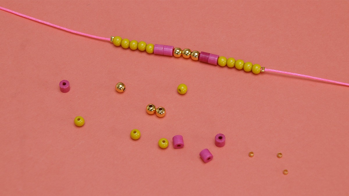 Fluorescent multi-row bracelet with cowries and pearls : Step 2 Fluorescent multi-row bracelet with cowries and pearls : Step 2