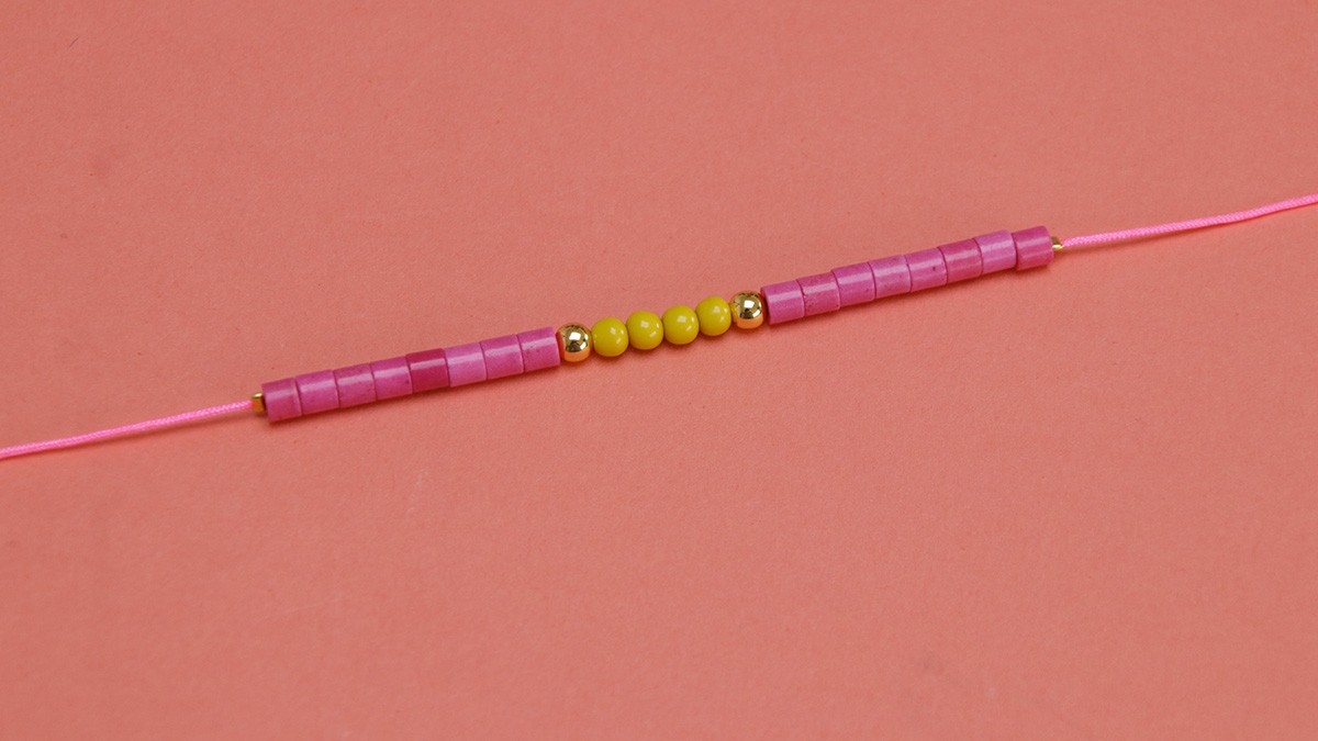 Fluorescent multi-row bracelet with cowries and pearls : Step 3 Fluorescent multi-row bracelet with cowries and pearls : Step 3