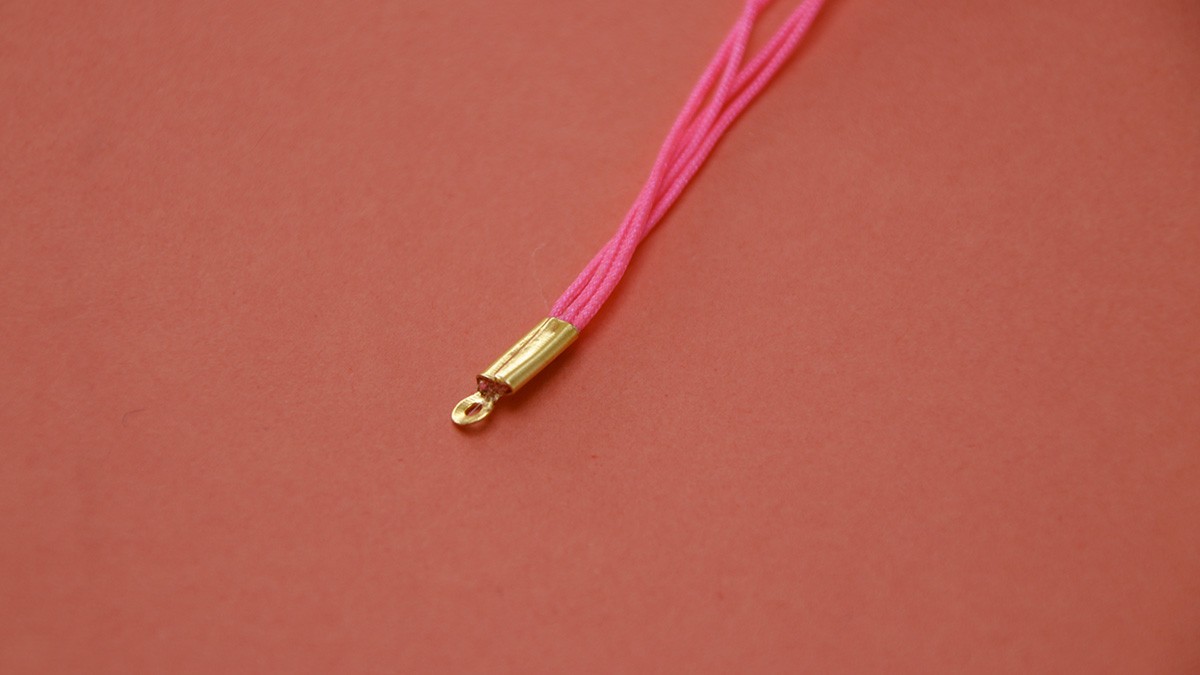 Fluorescent multi-row bracelet with cowries and pearls : Step 5 Fluorescent multi-row bracelet with cowries and pearls : Step 5