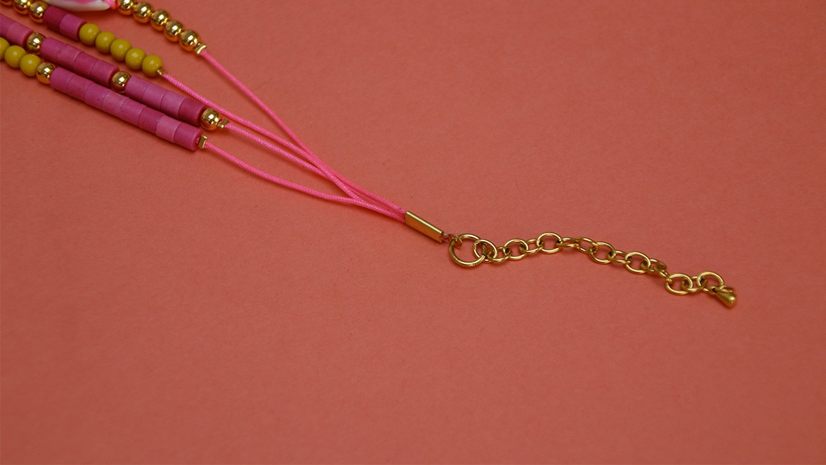 Fluorescent multi-row bracelet with cowries and pearls : Step 6 Fluorescent multi-row bracelet with cowries and pearls : Step 6