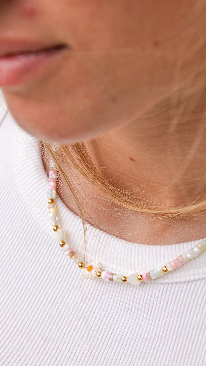 Schema  Summer necklace with heishi beads, heart and mother-of-pearl flowers