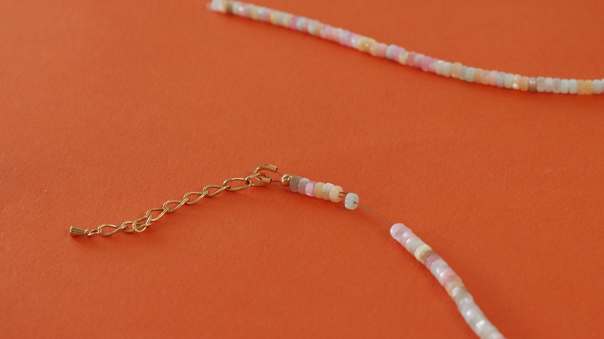 Summer necklace with heishi beads, heart and mother-of-pearl flowers : Step 2
