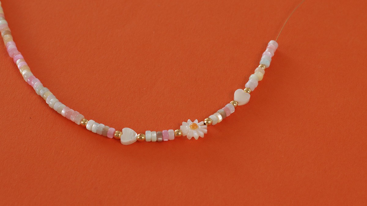 Summer necklace with heishi beads, heart and mother-of-pearl flowers : Step 3