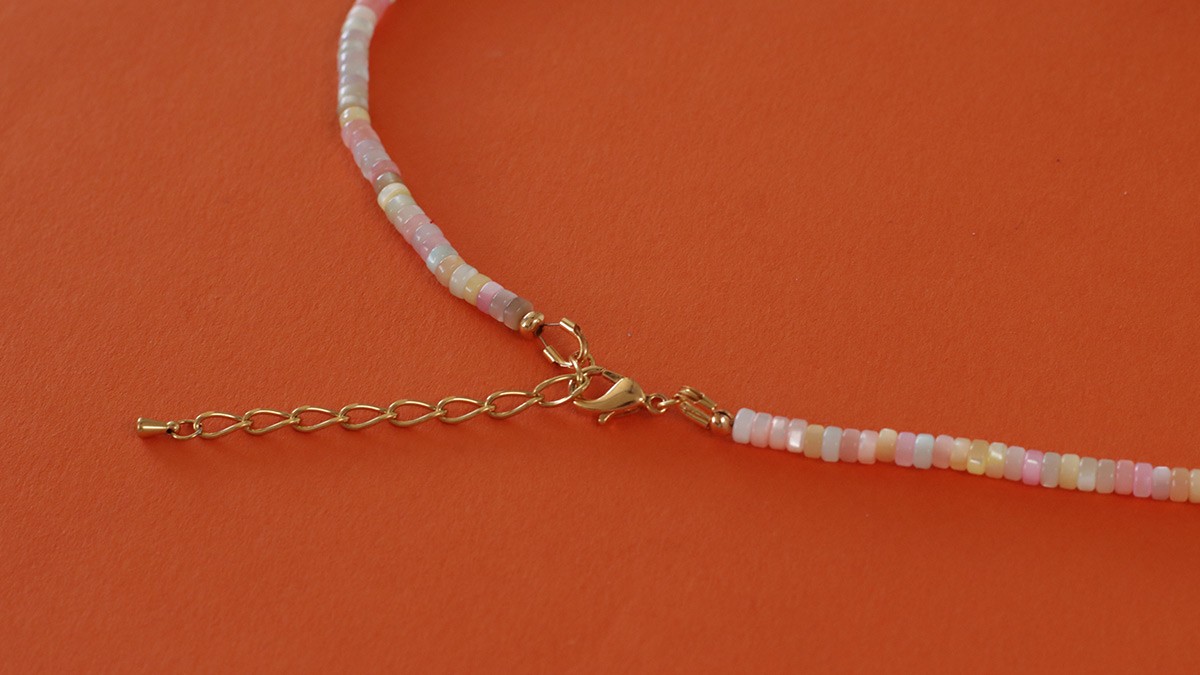 Summer necklace with heishi beads, heart and mother-of-pearl flowers : Step 4