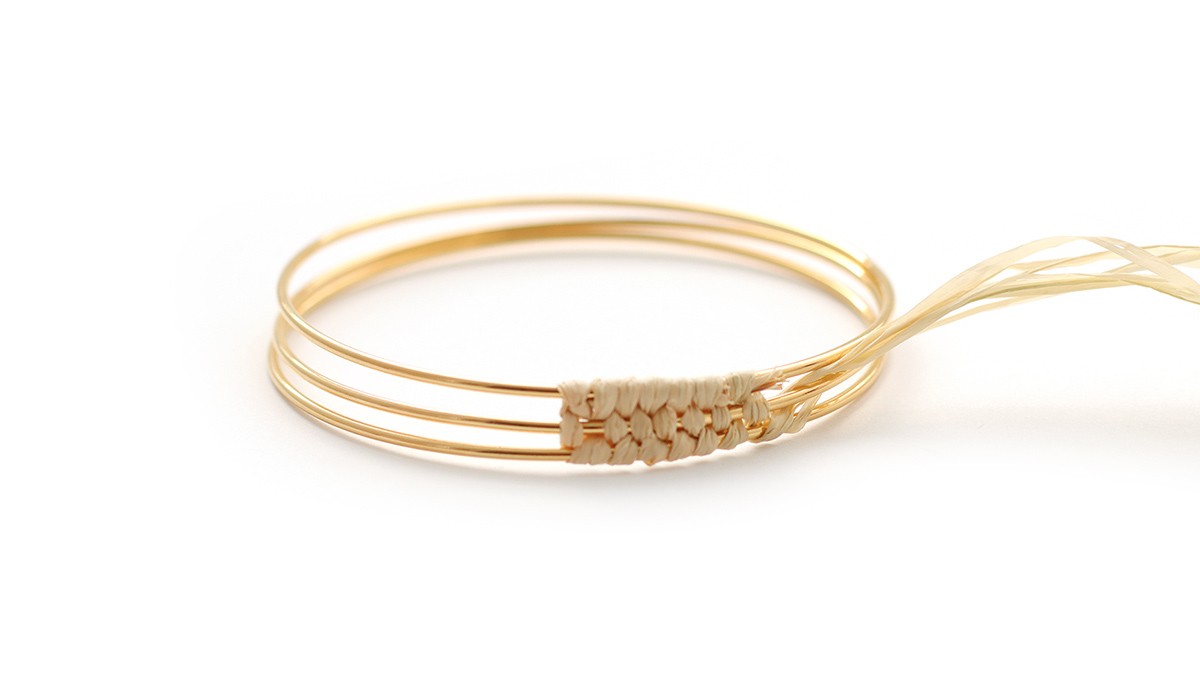 Raffia rush and colored silk thread bracelet : Step 3