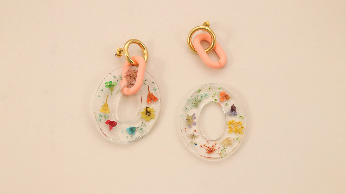 Resin and dried flower link earrings : Step 4