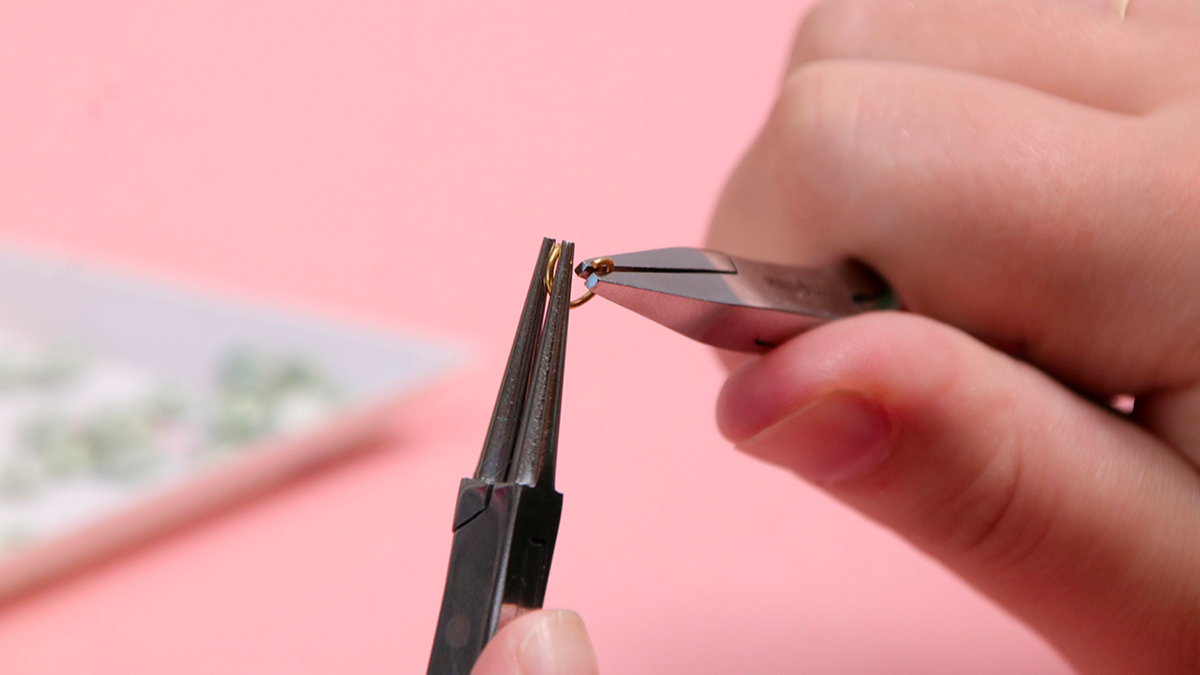 Easy prehnite gemstone creoles tutorial : Step 3 Easy prehnite gemstone creoles tutorial : Step 3