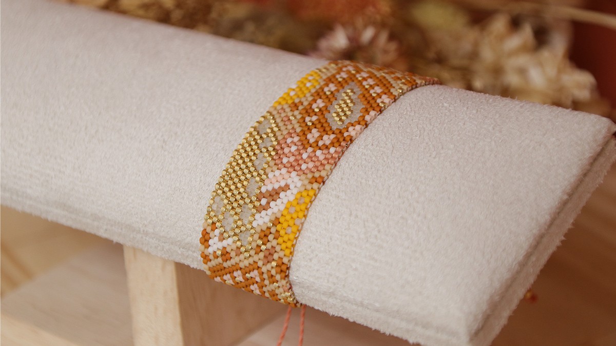 Schema  Autumnal cuff bracelet in odd peyote