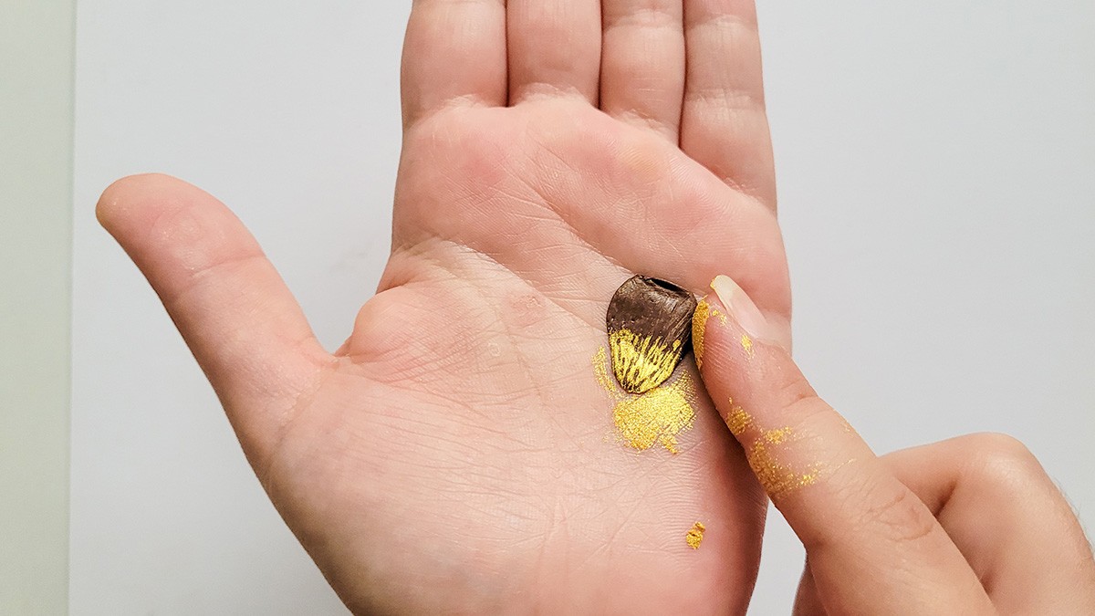 Polymer clay golden flower earrings : Step 10
