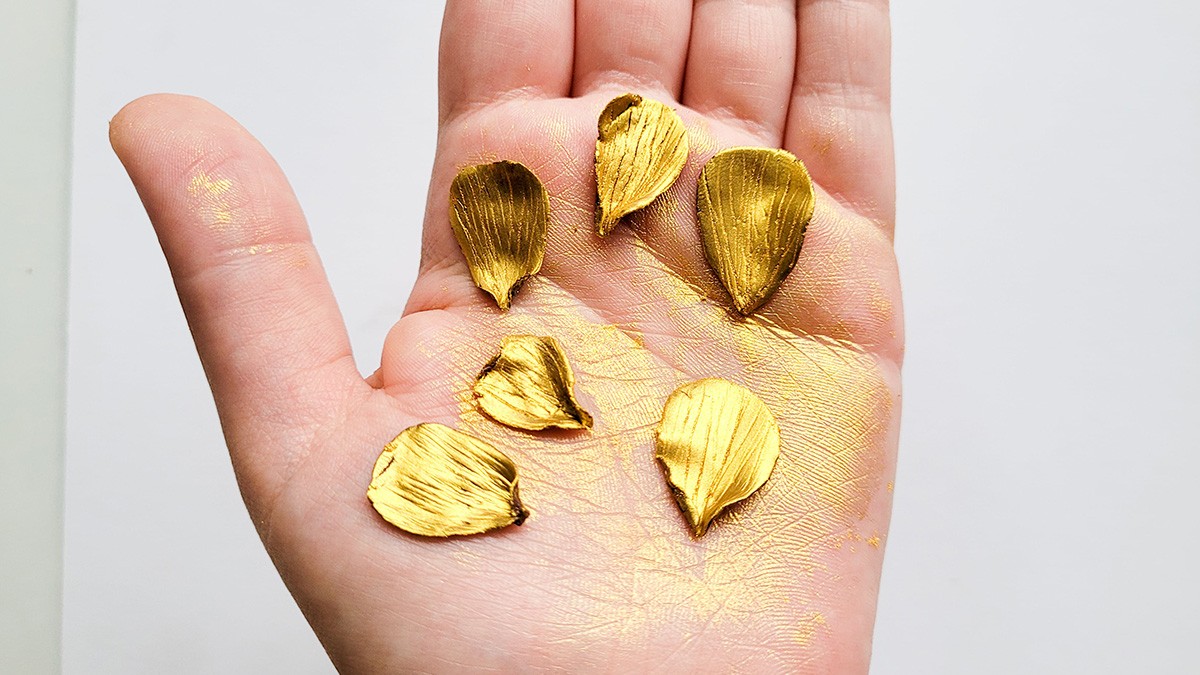 Polymer clay golden flower earrings : Step 11