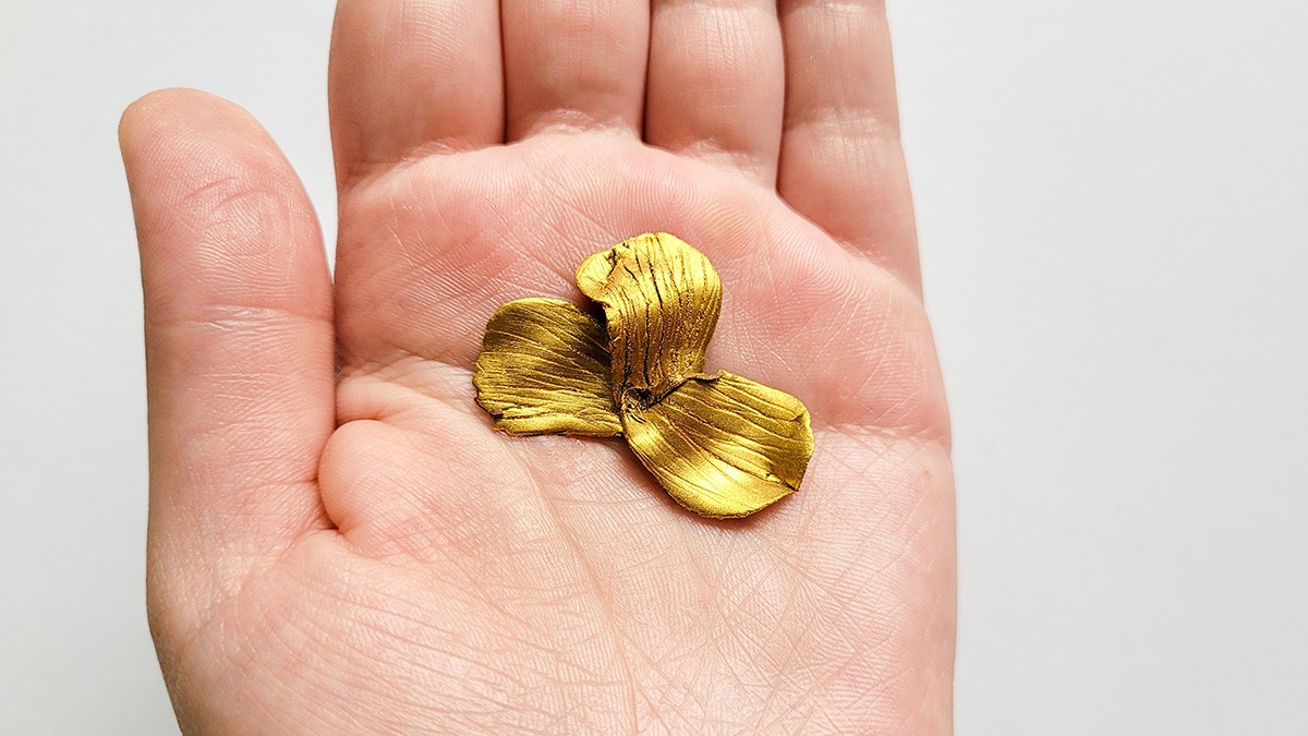 Polymer clay golden flower earrings : Step 12