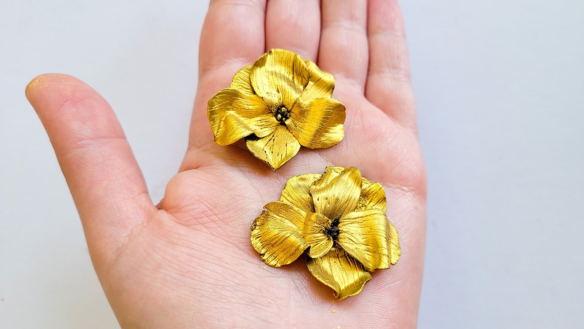 Polymer clay golden flower earrings : Step 14