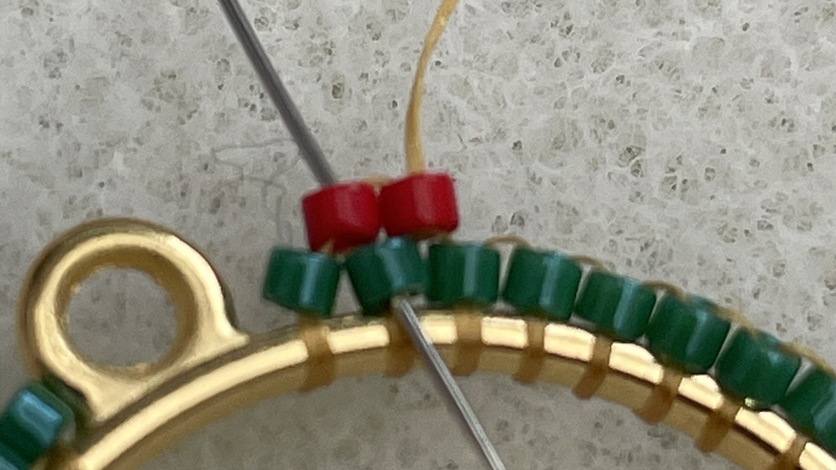 Miyuki red and green pearl sunburst earrings : Step 8