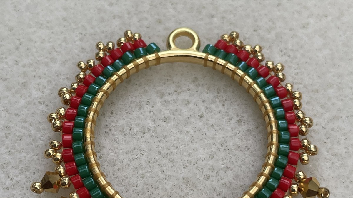 Miyuki red and green pearl sunburst earrings : Step 16