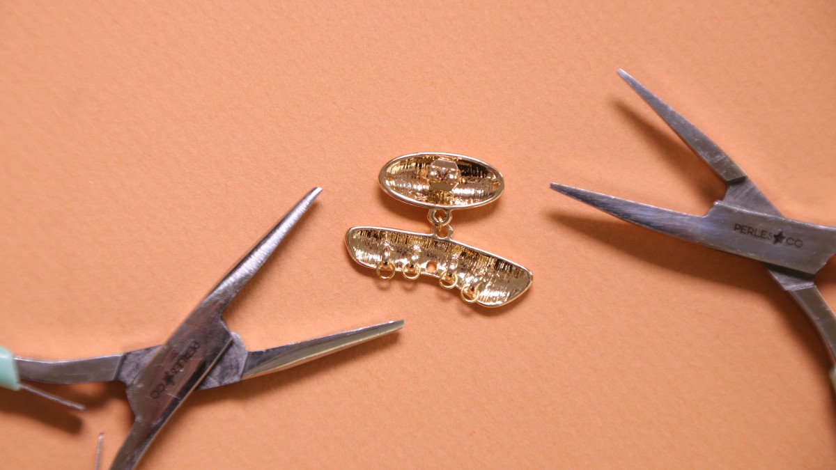 Pendant earrings with chains and rhinestones : Step 1