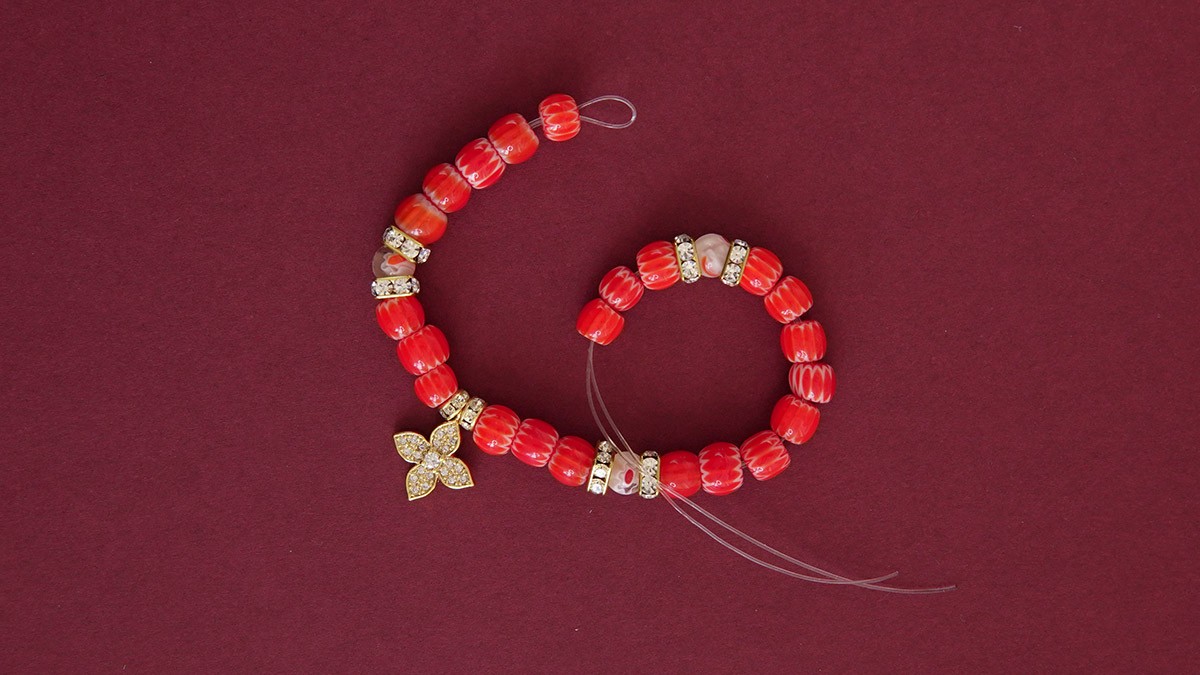 Elastic bracelet with red Millefiori beads : Step 1