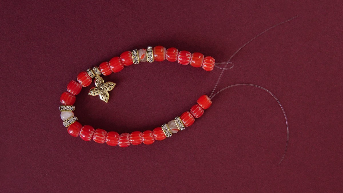 Elastic bracelet with red Millefiori beads : Step 2