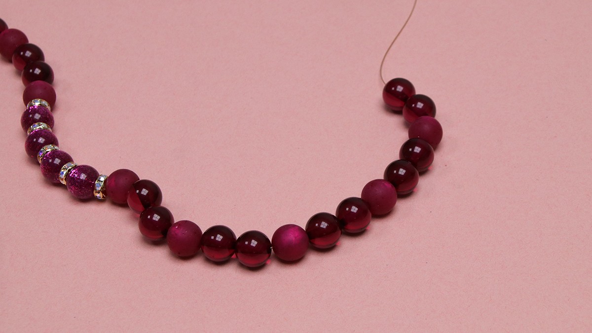 Holiday necklace with Polaris glitter beads and rhinestone rondelles : Step 5