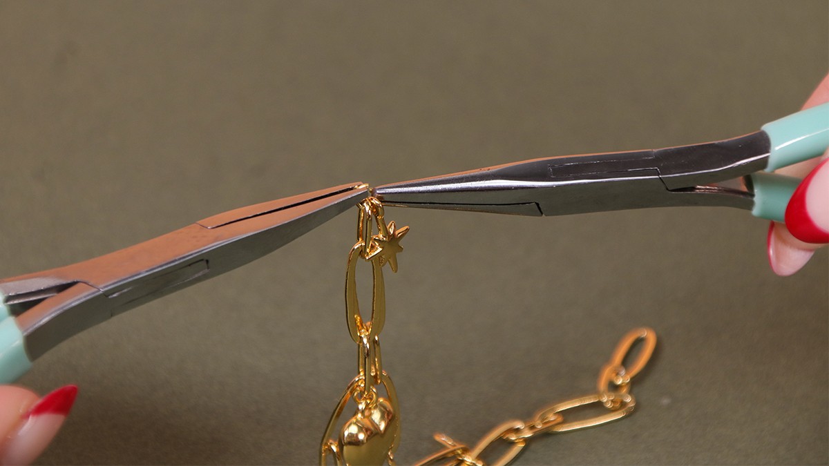 Chain bracelet with heart and North Star charms : Step 2